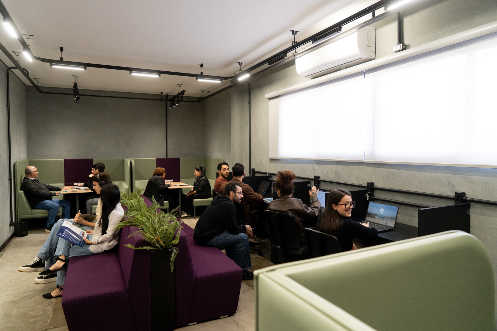 Pessoas em atividade colaborativa no PTIn